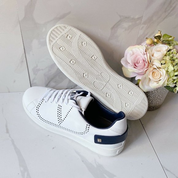 Valentino Garavani Perforated V Logo RockStud Lace - Picture 12 of 12